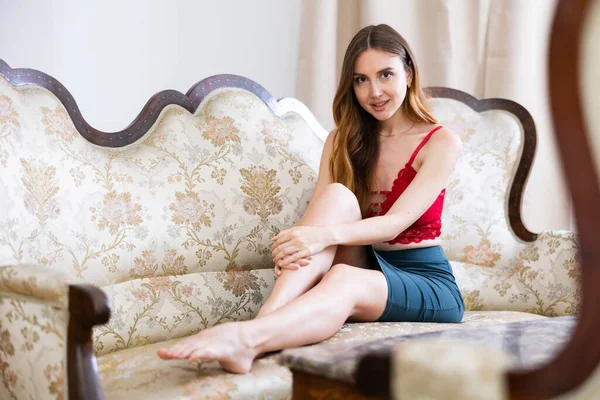 Sensual European Woman Sitting Couch Apartment Fascinating Woman Posing Sofa — 스톡 사진