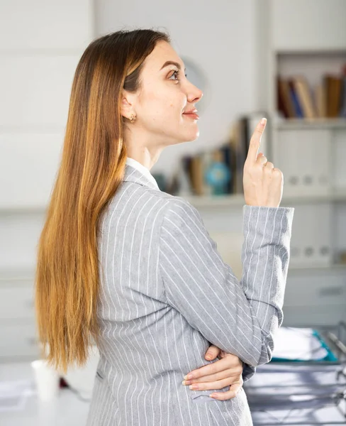 Biznes Kobieta Wyraża Różne Emocje Podczas Pracy Biurze — Zdjęcie stockowe