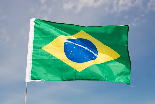 Bandeira Brasil Agitando Contra Céu Azul — Fotografia de Stock