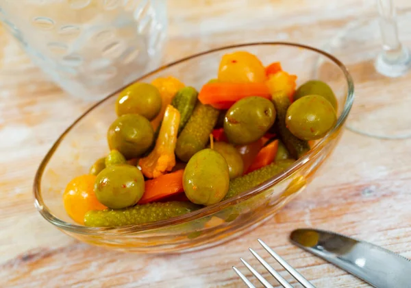 Grüne Oliven Serviert Mit Eingelegten Gurken Zwiebeln Knoblauch Und Karotten — Stockfoto