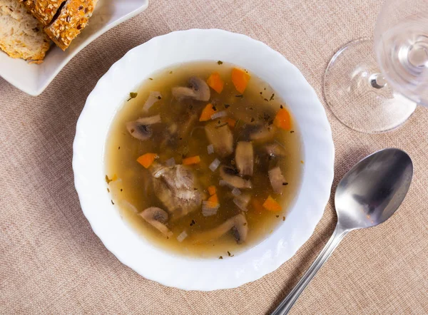 Sup Jelai Mutiara Dengan Potongan Daging Babi Dan Jamur Digali — Stok Foto