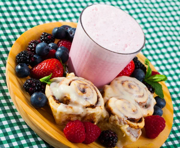 Sağlıklı Vitamin Milkshake Rulo Tarçınlı Çörekler Ahşap Tabakta Servis Edilir — Stok fotoğraf