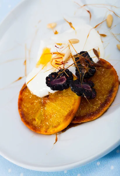 Dessert Mit Karamellisierten Orangen Scheiben Zartem Sahnejoghurt Frischen Brombeeren Und — Stockfoto