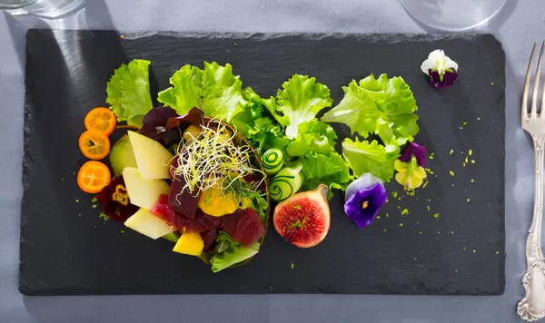 Afbeelding Van Heerlijke Salade Van Rauwe Tonijn Mango Avocado Kruiden — Stockfoto