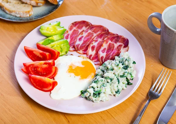 Στο Τραπέζι Από Φυσικό Ξύλο Υπάρχει Πιάτο Υγιεινό Πρωινό Στο — Φωτογραφία Αρχείου
