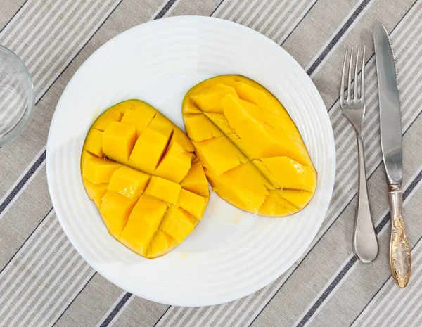 Trozos Jugosos Mango Fresco Cubitos Servidos Plato — Foto de Stock