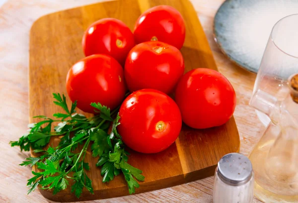 Tomates Juteuses Mûres Sur Table Cuisine Avec Des Brindilles Persil — Photo