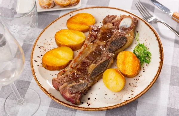 Sappige Gegrilde Biefstuk Met Plakjes Aardappel Geserveerd Een Bord Met — Stockfoto