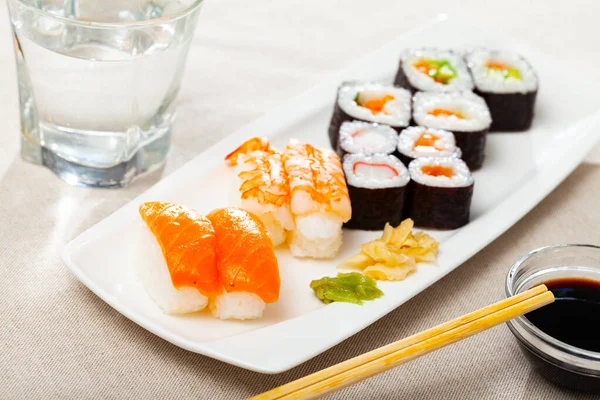 Vari Sushi Tradizionalmente Servito Con Zenzero Sottaceto Wasabi Salsa Soia — Foto Stock