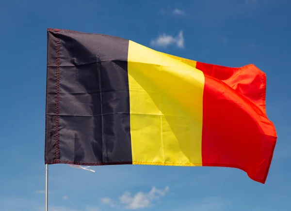 Belgias Flagg Festet Metallstang Som Vifter Mot Bakgrunnen Klar Himmel – stockfoto