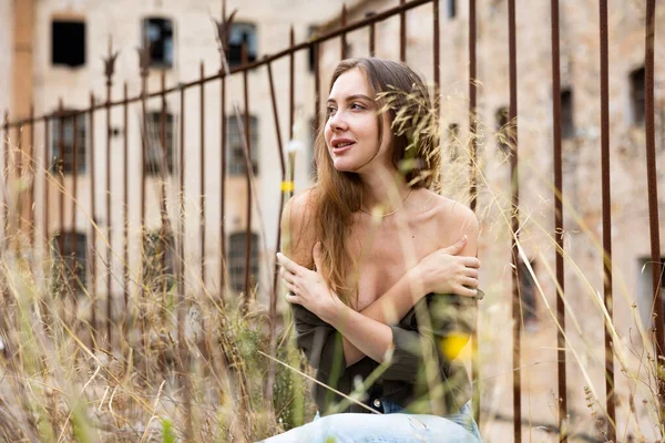 Açık Hava Portresi Yarı Çıplak Göğüslü Genç Bir Kadın Terk — Stok fotoğraf
