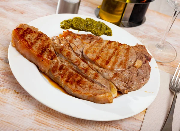 Smakelijk Gegrild Kalfsvlees Entrecote Met Gearomatiseerde Basilicum Pesto Saus Deli — Stockfoto