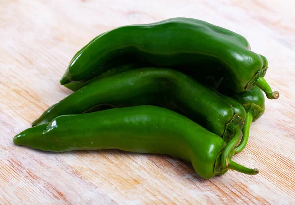 Verschillende Verse Groene Hete Chili Peper Houten Achtergrond — Stockfoto