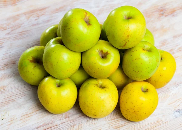 Manzanas Verdes Jugosas Sobre Mesa Madera Cocina —  Fotos de Stock
