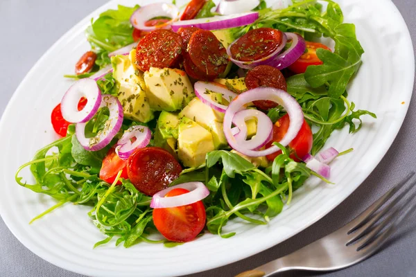 Salada Arugula Verde Fresca Com Abacate Picado Salsicha Chouriço Torrada — Fotografia de Stock