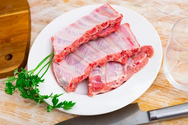 Costelas Porco Despreparadas Picadas Prontas Para Cozinhar Servidas Prato Branco — Fotografia de Stock