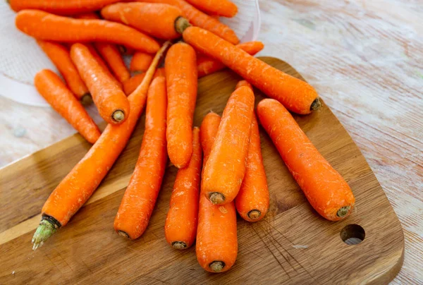Manojo Zanahorias Tabla Cortar Picar Verduras Preparar Alimentos — Foto de Stock