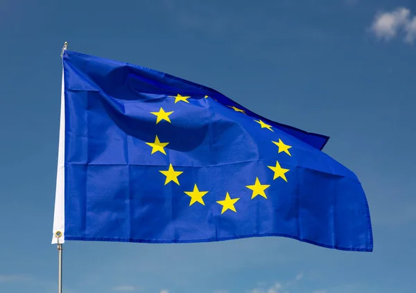 Bandeira Grande União Europeia Presa Pau Contra Fundo Céu Azul — Fotografia de Stock