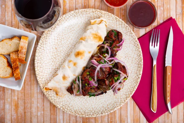 Traditional Shashlik Pieces Juicy Pork Kebab Onions Restaurant — Stock Photo, Image