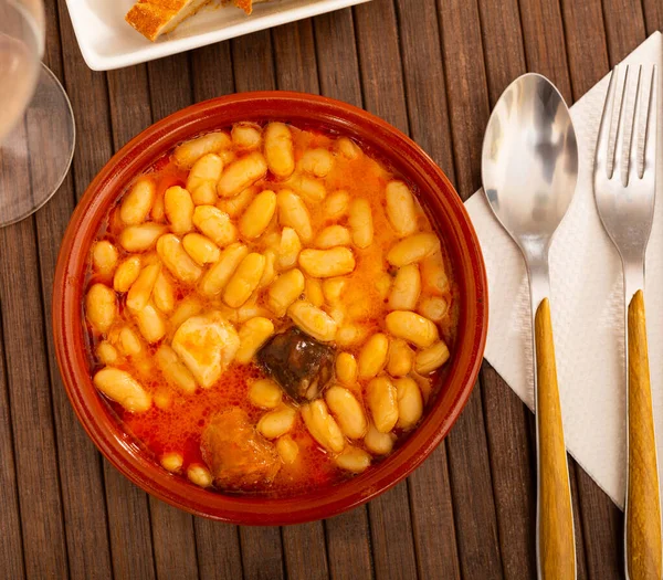 味道鲜美的自制炖豆和香肠 西班牙传统烹饪 — 图库照片