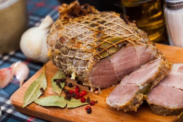 Delicious Spicy Roasted Large Piece Pork Served Wooden Board — Stock Photo, Image