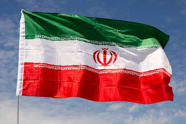 Большой Флаг Ирана Крепится Палочке Фоне Голубого Неба Дневном Свете — стоковое фото