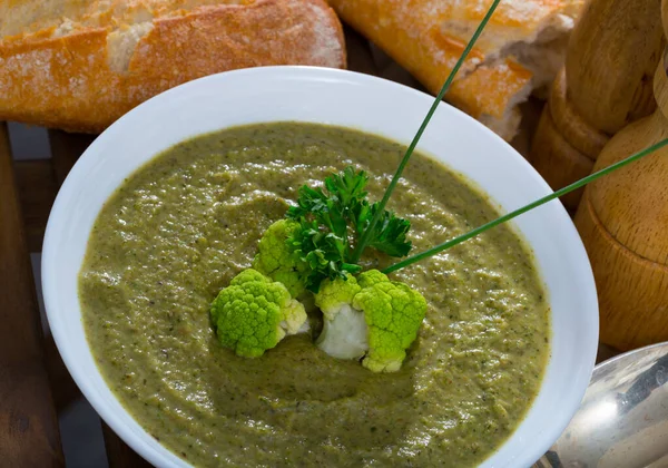 Kost Broccoli Grädde Soppa Serveras Vit Skål Med Nybakad Baguette — Stockfoto