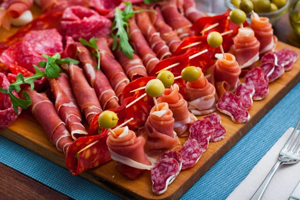 Traditionele Spaanse Tapas Gesneden Worstjes Ham Geserveerd Houten Bord Met — Stockfoto