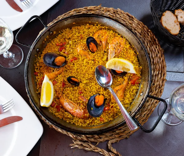 National Spanish Rice Dish Paella Tinted Saffron Prepared Olive Oil — Fotografia de Stock