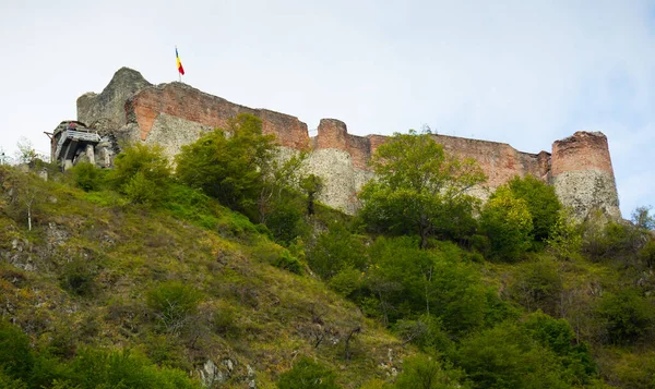 ルーマニアの山の上にドラキュラ城のイメージ — ストック写真