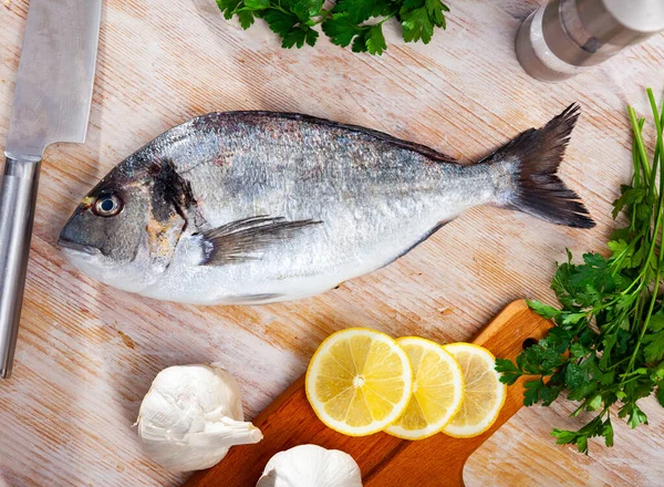 Ungekochter Ganzer Dorado Fisch Mit Zitrone Knoblauch Und Gemüse Auf — Stockfoto