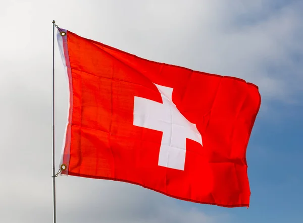 Ελβετική Σημαία Κυματίζει Περήφανα Στον Άνεμο Ενάντια Στον Γαλάζιο Ουρανό — Φωτογραφία Αρχείου