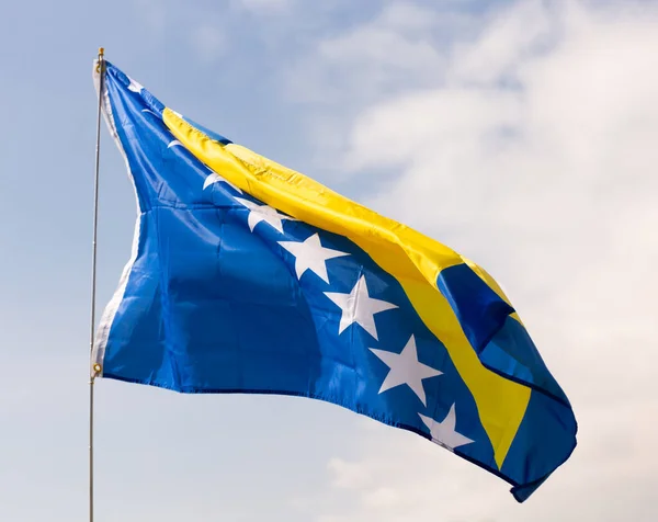 Velká Vlajka Bosny Hercegoviny Upevněná Kovové Tyči Vlnící Pozadí Zatažené — Stock fotografie