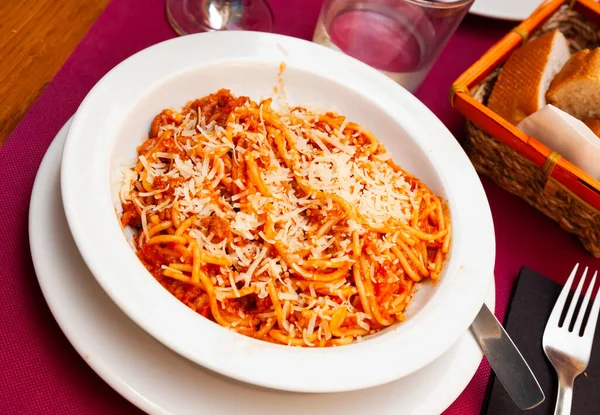 Популярное Итальянское Блюдо Спагетти Болоньезе Сделанное Длинной Пасты Томатным Соусом — стоковое фото