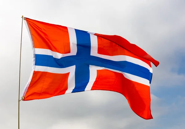 Noorse Vlag Wappert Trots Wind Tegen Blauwe Lucht — Stockfoto