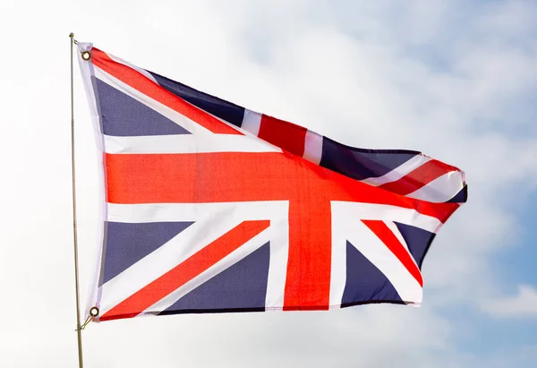 Mot Bakgrund Molnig Himmel Tyg Flagga Fladdrar Storbritannien Och Nordirland — Stockfoto