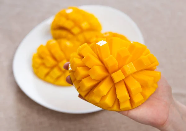 Schöne Erfrischende Gewürfelte Mangos Auf Teller Mit Stil Serviert — Stockfoto