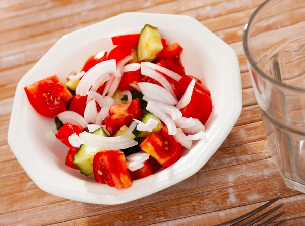 Erfrischender Salat Mit Gehackten Tomaten Gurken Und Geschnittenen Zwiebeln — Stockfoto