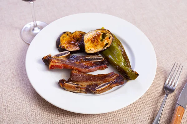 Mooi Opgediend Bord Smakelijke Braziliaanse Barbecue Biefstuk Met Aubergines Chili — Stockfoto