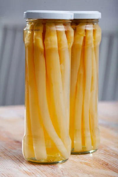 蔬菜开胃菜的罐头白色芦笋在玻璃瓶 自制泡菜 — 图库照片
