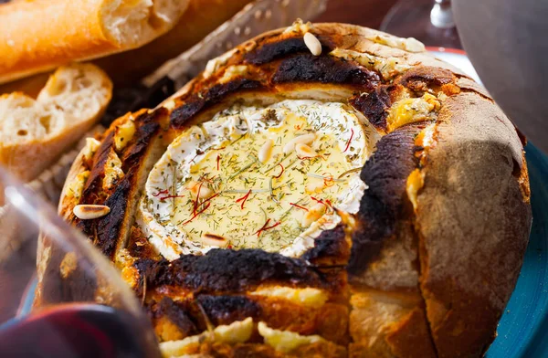 Çam Fıstığı Baharatla Eritilmiş Peynirli Peynirli Fransız Fondüsü — Stok fotoğraf