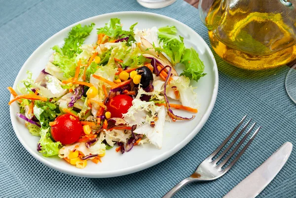 Teller Mit Köstlichem Salat Aus Salat Tomaten Mais Zwiebeln Karotten — Stockfoto