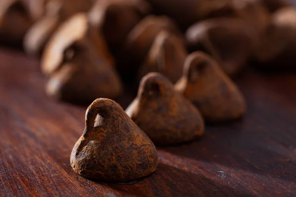 Grupo Caramelos Trufa Chocolate Espolvoreados Con Cacao Polvo Sobre Mesa —  Fotos de Stock