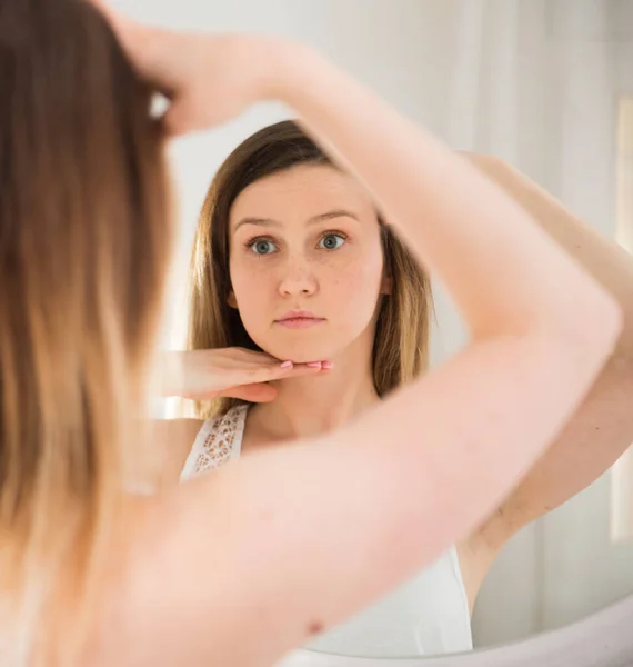 Yüzüne Dokunan Sabah Yatak Odasında Aynaya Bakan Bir Kızın Portresi — Stok fotoğraf