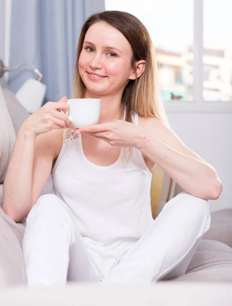 Sporty Girl Sitting Sofa Drinking Tea Home — Stock Photo, Image