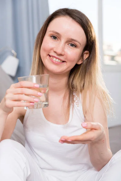 Sporty Girl Sitting Sofa Drinking Water Home — Stock Photo, Image
