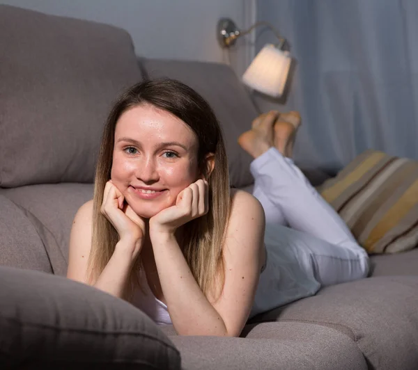 Mujer Sonriente Está Descansando Sofá Casa — Foto de Stock