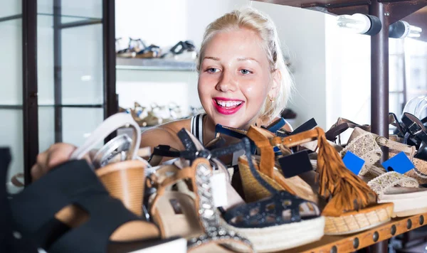 Jovem Menina Sorridente Alegre Escolhendo Par Sapatos Boutique — Fotografia de Stock