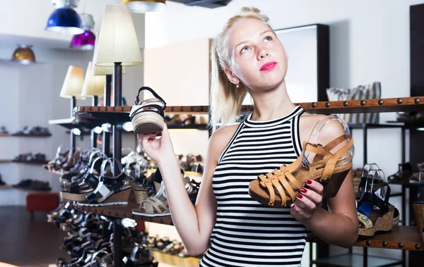 Retrato Menina Sorrindo Comparando Dois Pares Sapatos Boutique — Fotografia de Stock