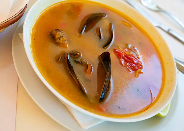 虾仁汤 配以贻贝和章鱼 地中海美食 高质量的照片 — 图库照片